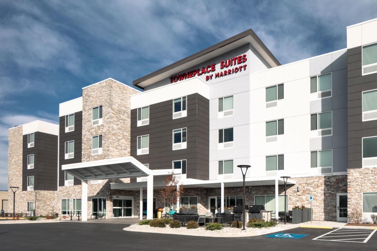 Towneplace Suites By Marriott Oconomowoc Экстерьер фото