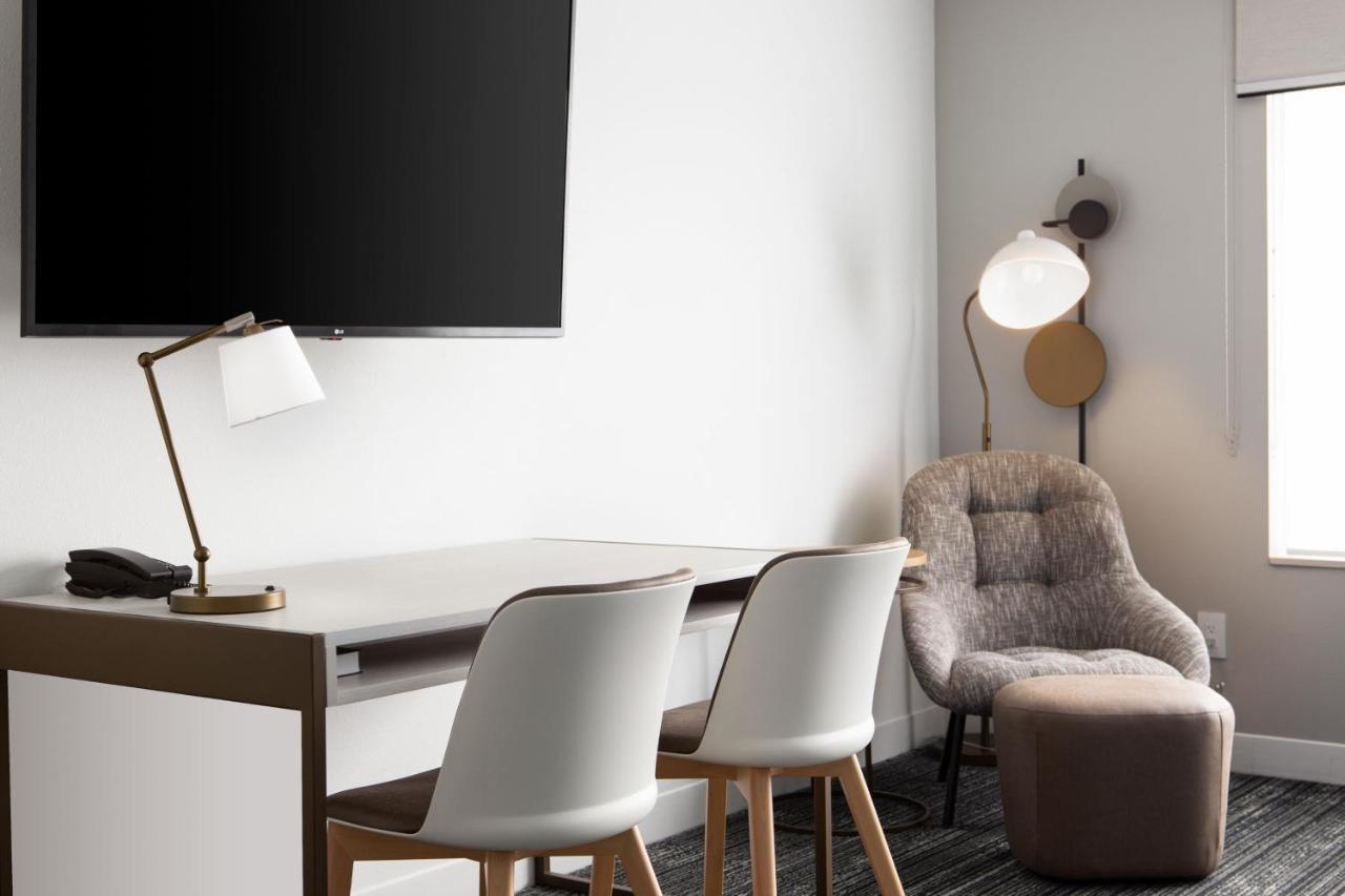 Towneplace Suites By Marriott Oconomowoc Экстерьер фото