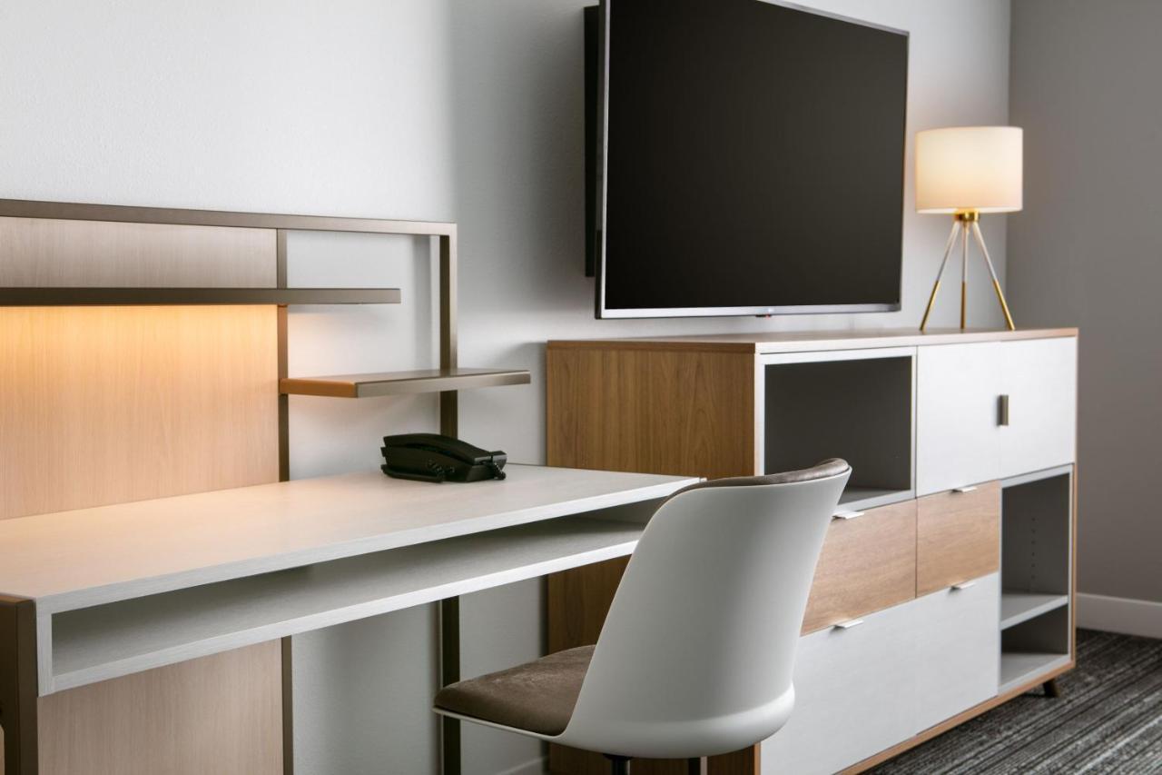 Towneplace Suites By Marriott Oconomowoc Экстерьер фото