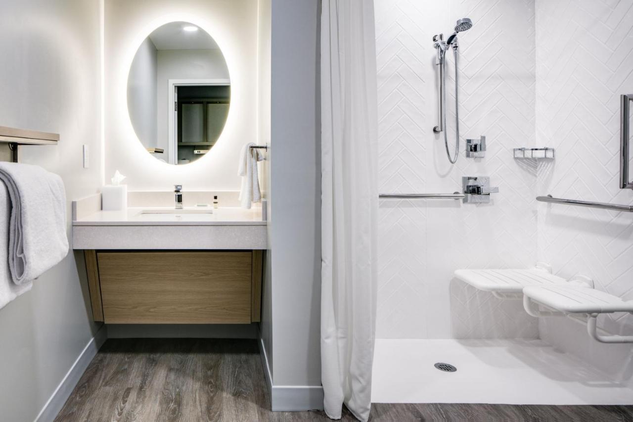 Towneplace Suites By Marriott Oconomowoc Экстерьер фото