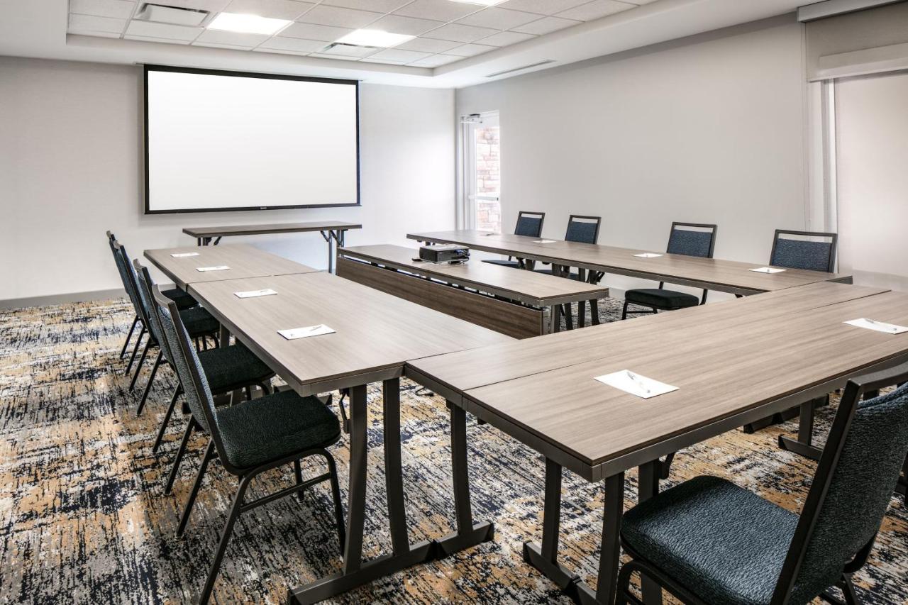 Towneplace Suites By Marriott Oconomowoc Экстерьер фото