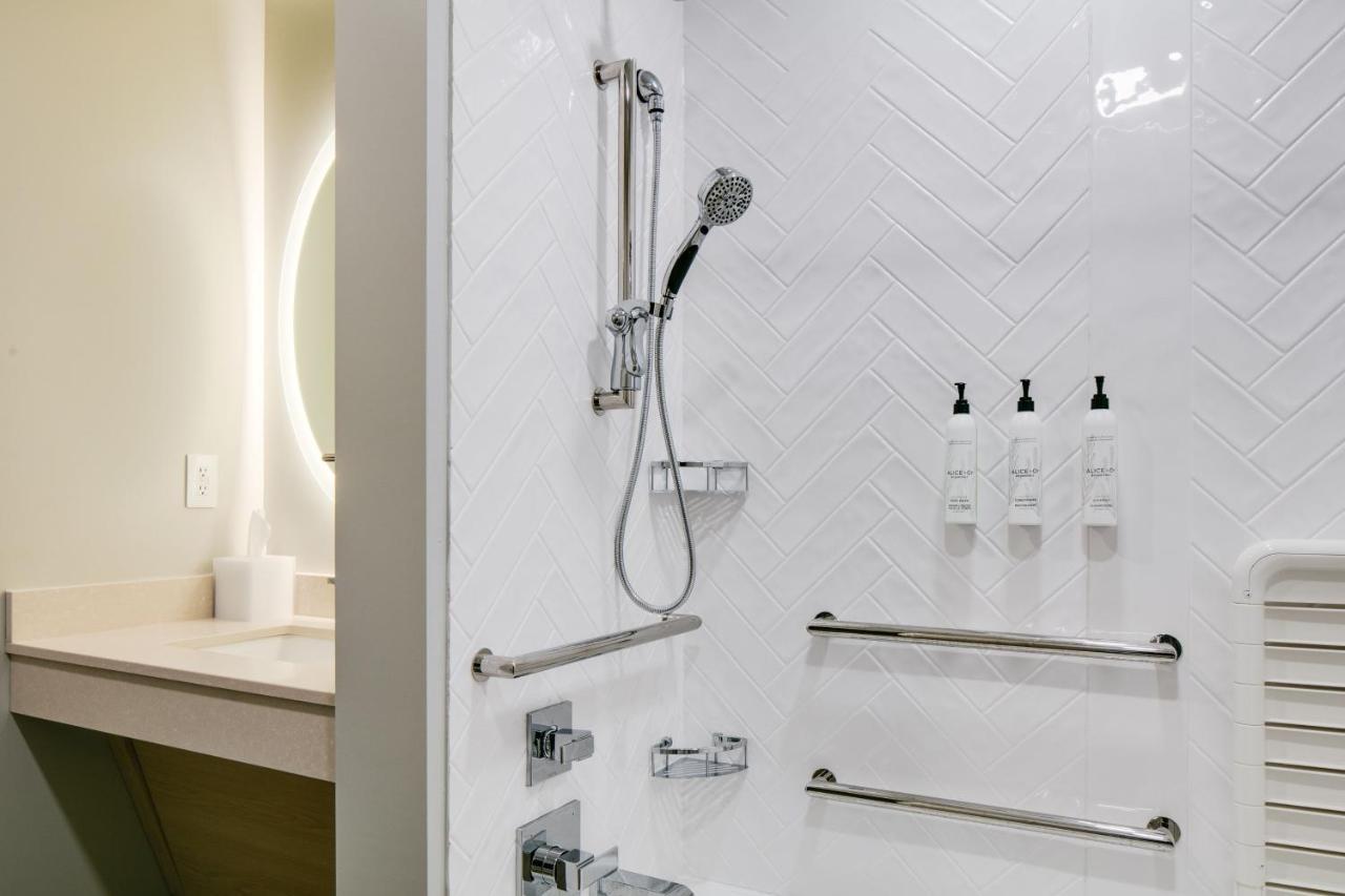 Towneplace Suites By Marriott Oconomowoc Экстерьер фото