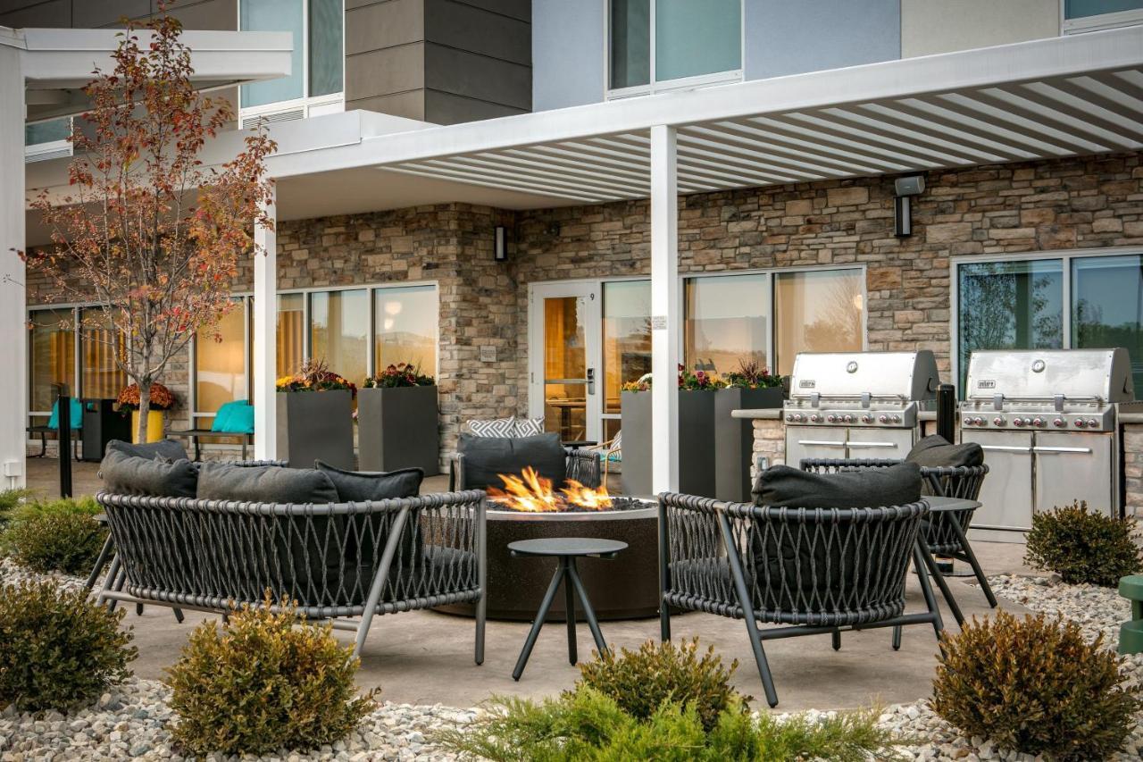 Towneplace Suites By Marriott Oconomowoc Экстерьер фото