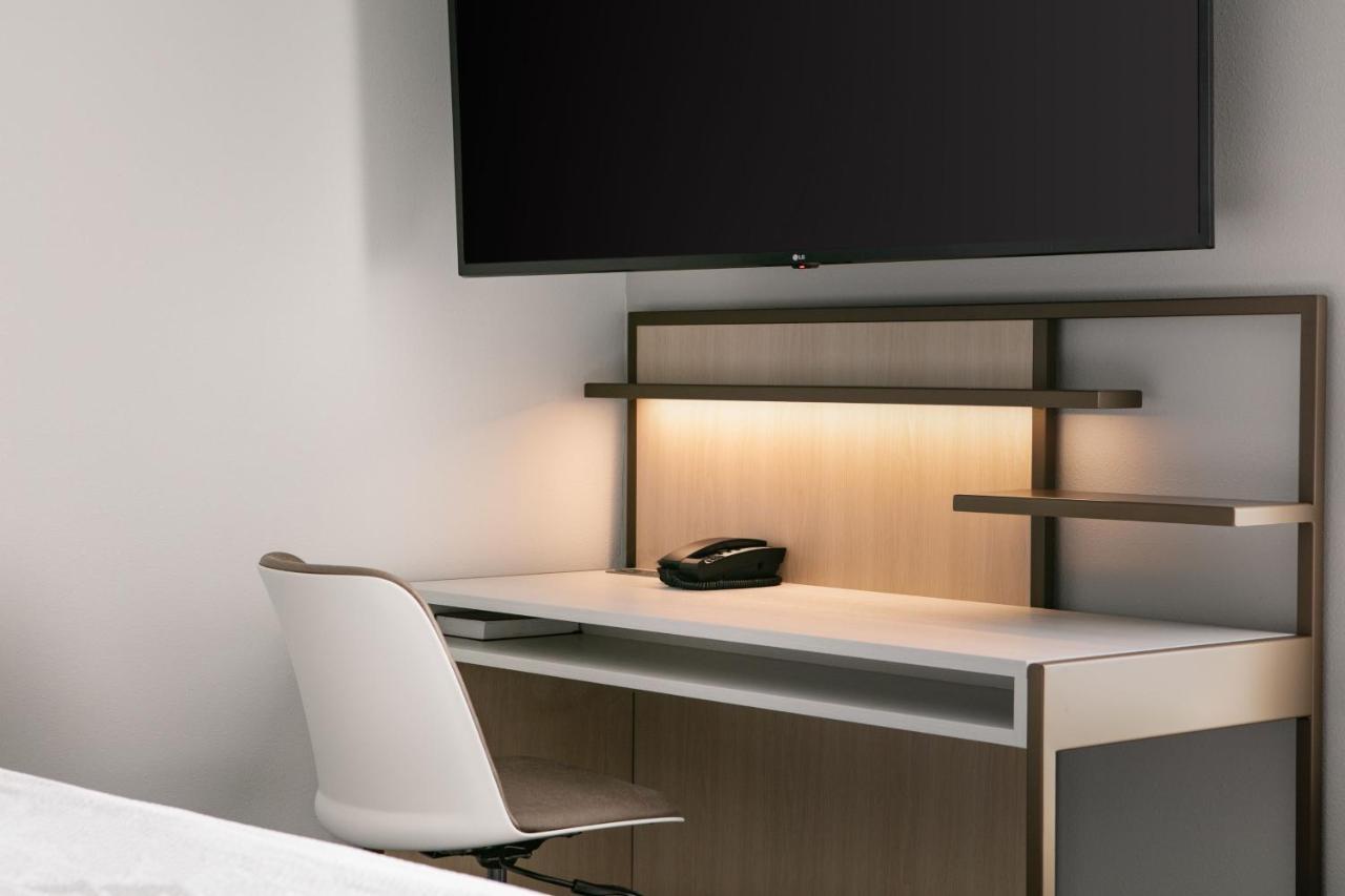 Towneplace Suites By Marriott Oconomowoc Экстерьер фото