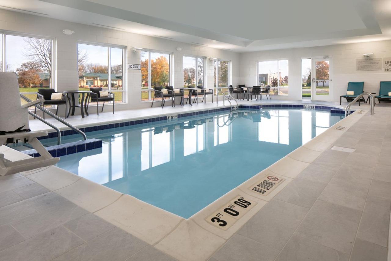 Towneplace Suites By Marriott Oconomowoc Экстерьер фото