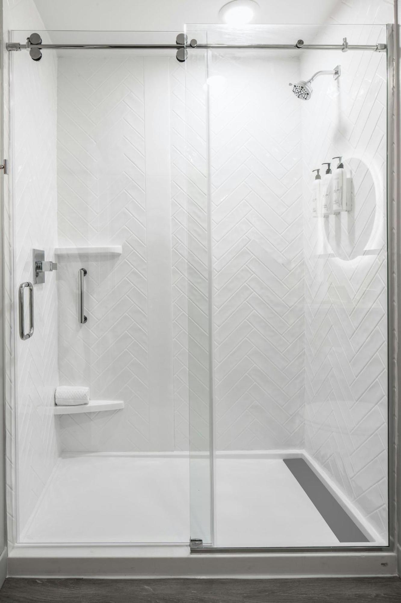 Towneplace Suites By Marriott Oconomowoc Экстерьер фото